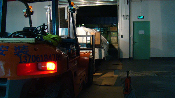 成型機(jī)設(shè)備搬運